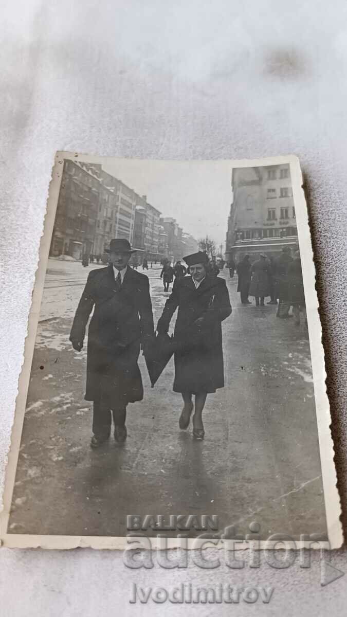 Φωτογραφία Σοφία Ένας άντρας και μια γυναίκα σε μια βόλτα το χειμώνα