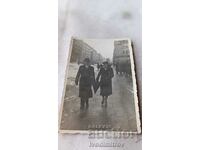 Φωτογραφία Σοφία Ένας άντρας και μια γυναίκα σε μια βόλτα το χειμώνα