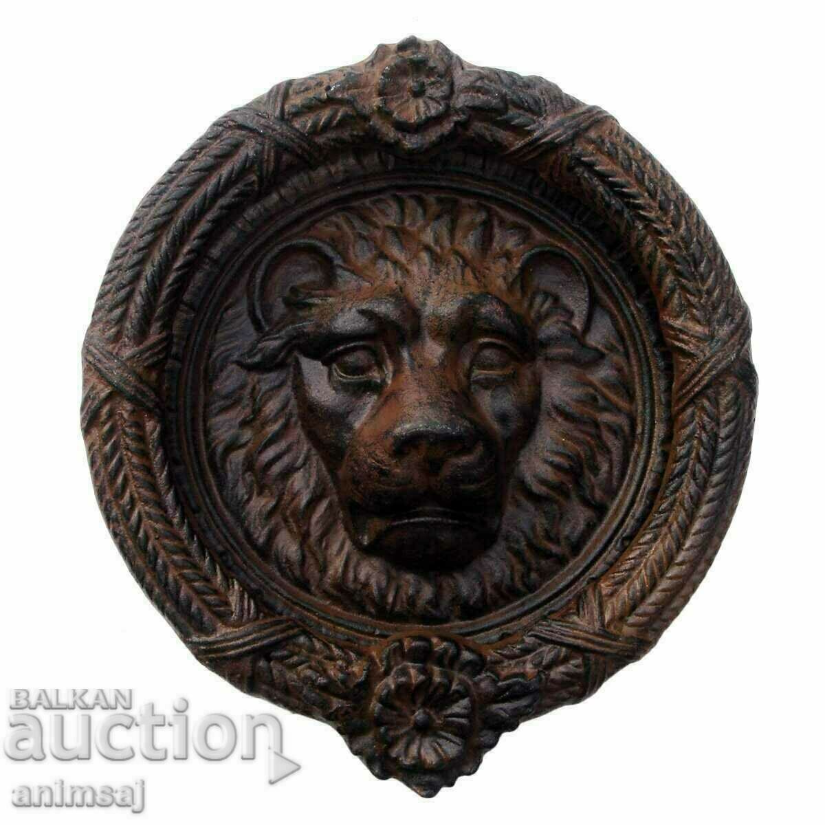 ciocănitoare din bronz antic - cap de leu