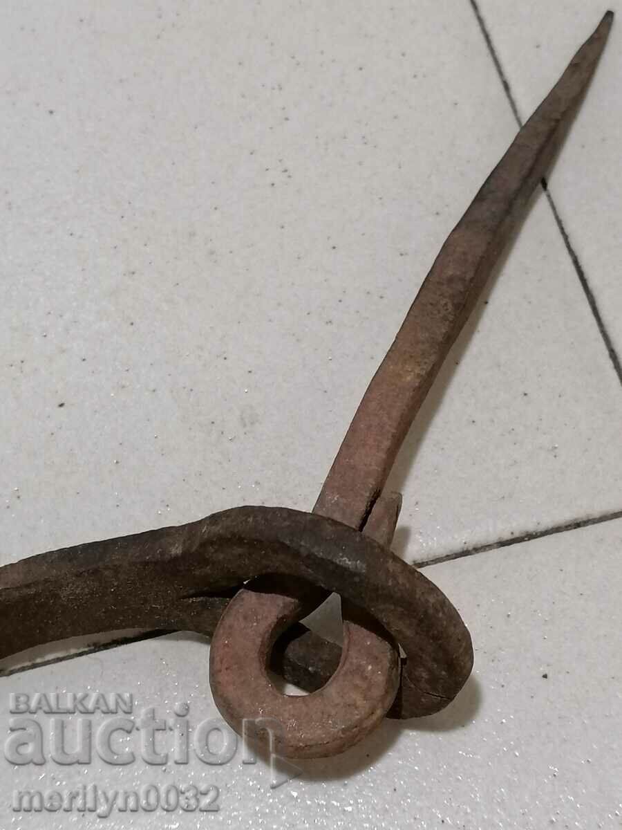 Auction Old carved wrought iron padlock primitive chain Auction Old carved wrought iron padlock primitive chain