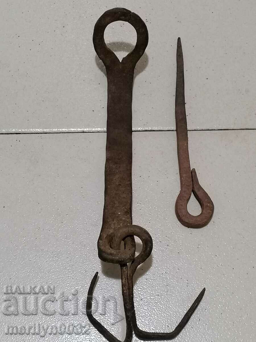 Old carved wrought iron padlock primitive chain - 7 Old carved wrought iron padlock primitive chain - 7