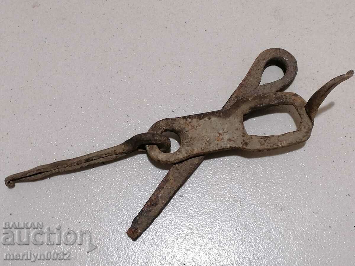 Auction Old carved wrought iron padlock primitive chain Auction Old carved wrought iron padlock primitive chain