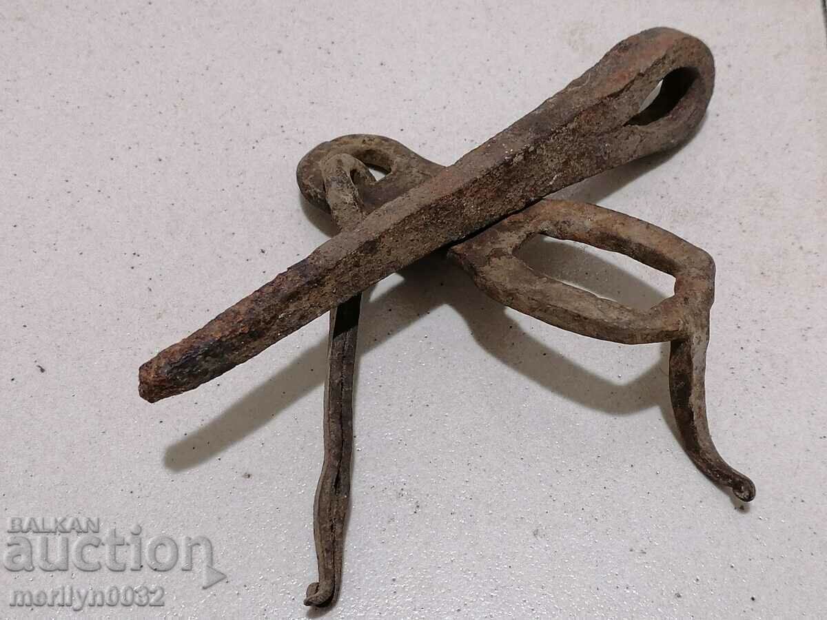 Delivery of Old carved wrought iron padlock primitive chain Delivery of Old carved wrought iron padlock primitive chain