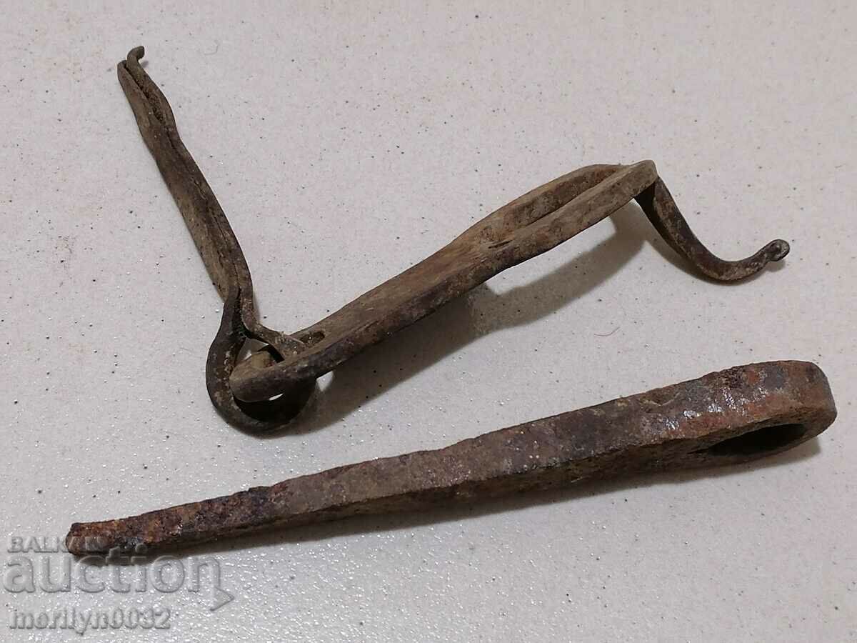 Old carved wrought iron padlock primitive chain - 5 Old carved wrought iron padlock primitive chain - 5