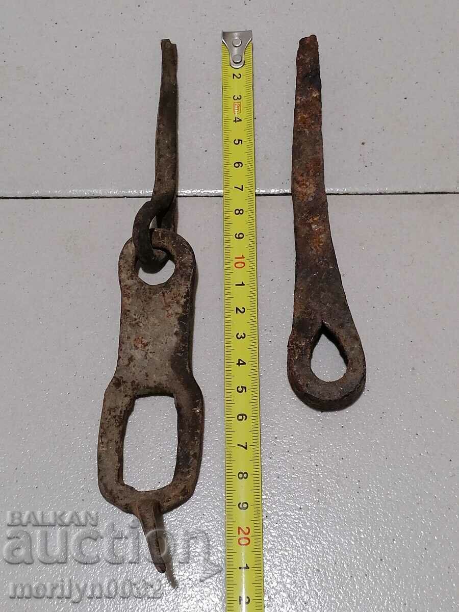 Old carved wrought iron padlock primitive chain - 6 Old carved wrought iron padlock primitive chain - 6
