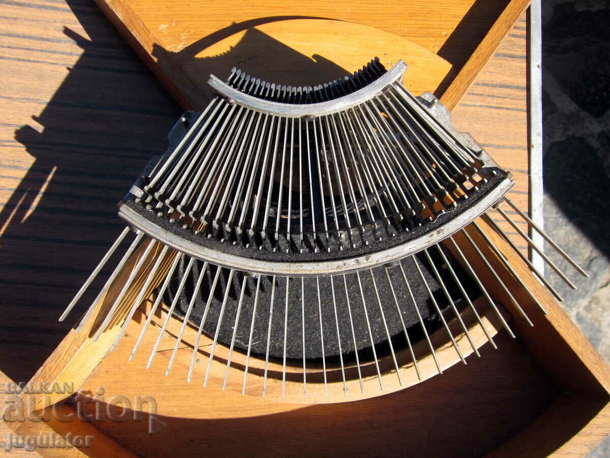 Auction old collectible ADLER typewriter in box Auction old collectible ADLER typewriter in box