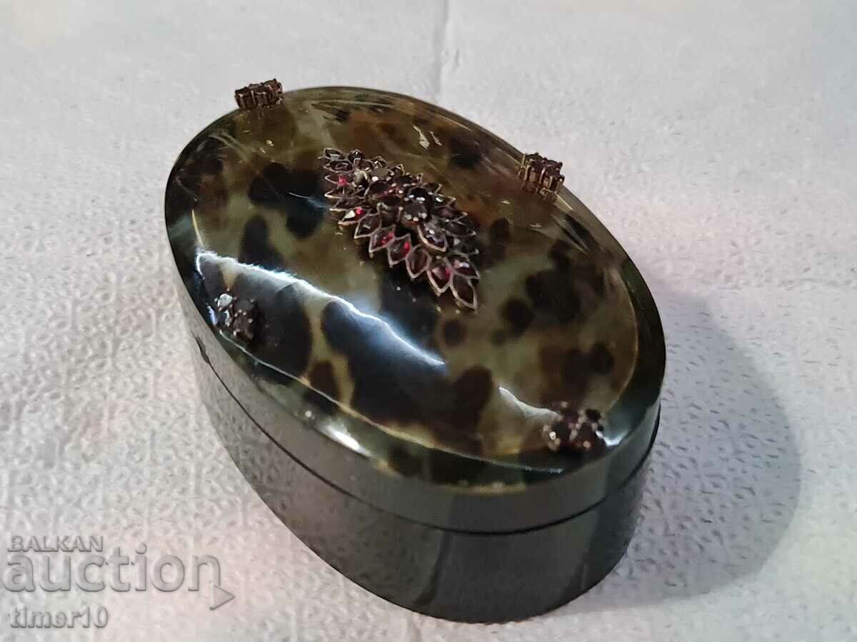 Антика кутия от черупка на костенурка с гранат и сребро 