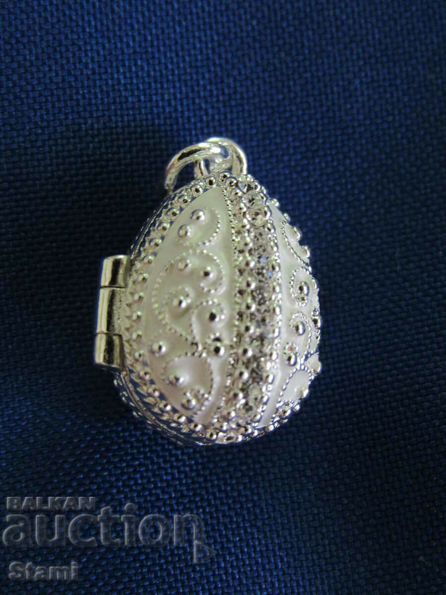 Licitație Colier cu pandantiv de dama rafinat - ou Faberge, nou Licitație Colier cu pandantiv de dama rafinat - ou Faberge, nou