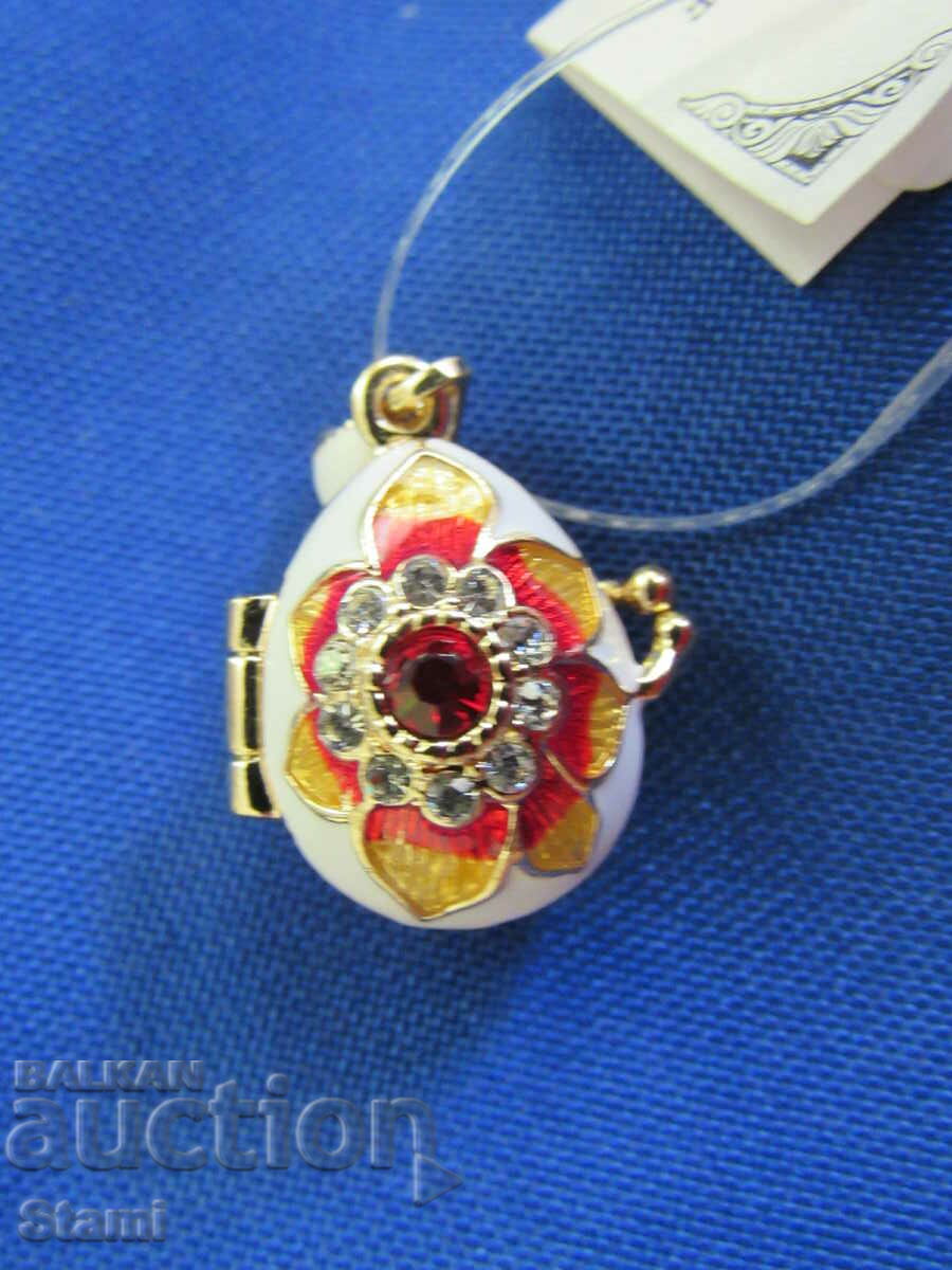Licitație Colier cu pandantiv de dama rafinat - ou Faberge, nou Licitație Colier cu pandantiv de dama rafinat - ou Faberge, nou