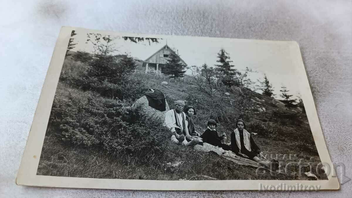 Κυρία Vitosha Ένας άντρας και τρία παιδιά σε ένα πικνίκ μπροστά στην καλύβα Fonfon' 1930