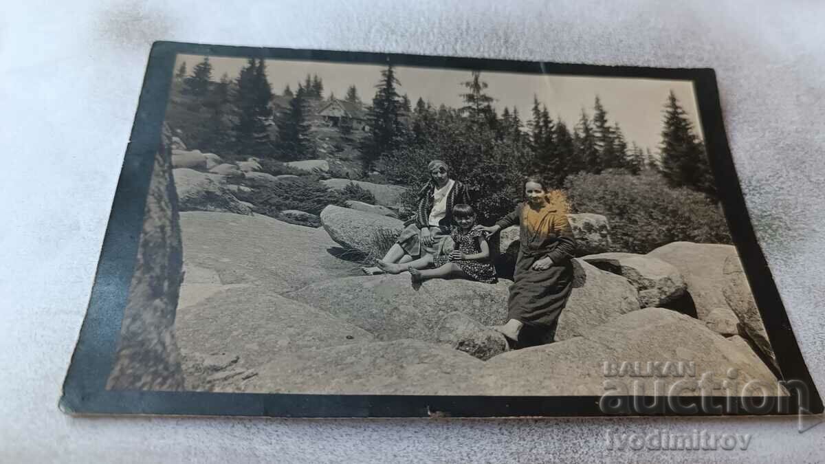 Doamna Vitosha Două femei și o fată pe pietre în fața h. Fonfon 1926