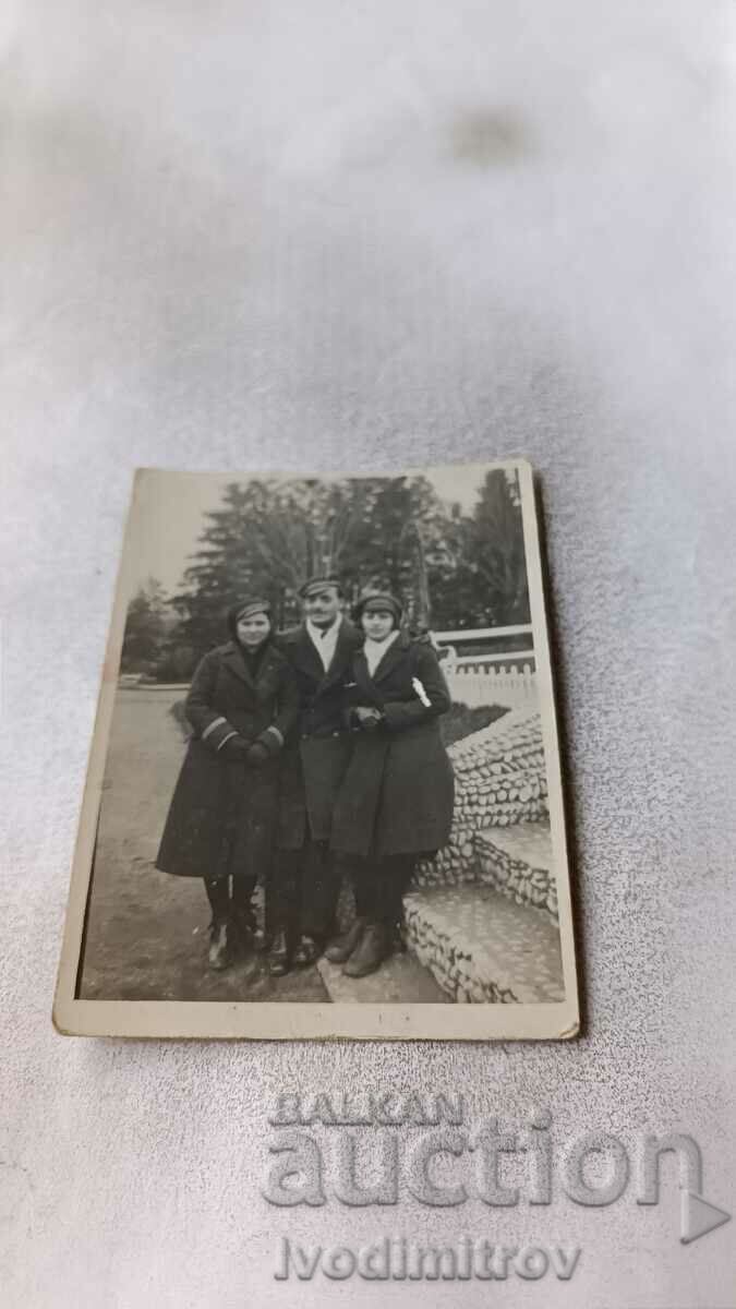 Φωτογραφία Η Sofia Mladezh και δύο κορίτσια στον κήπο του Boris