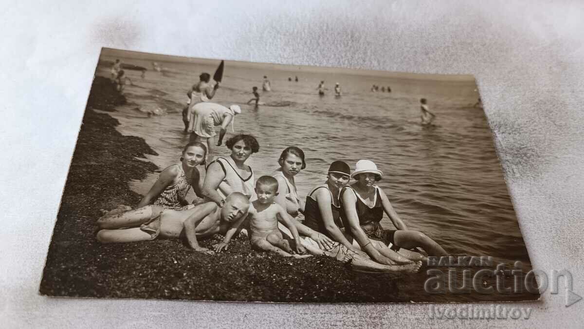 Photo Woman girls and boys on the beach