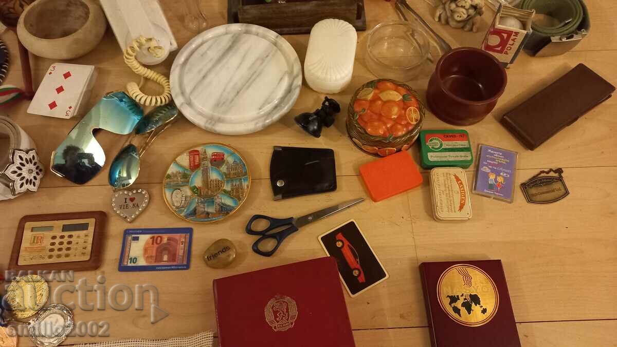 Retro personal belongings a whole suitcase - 5