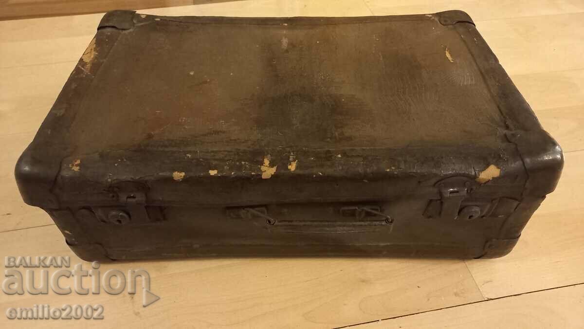 Retro personal belongings a whole suitcase - 7