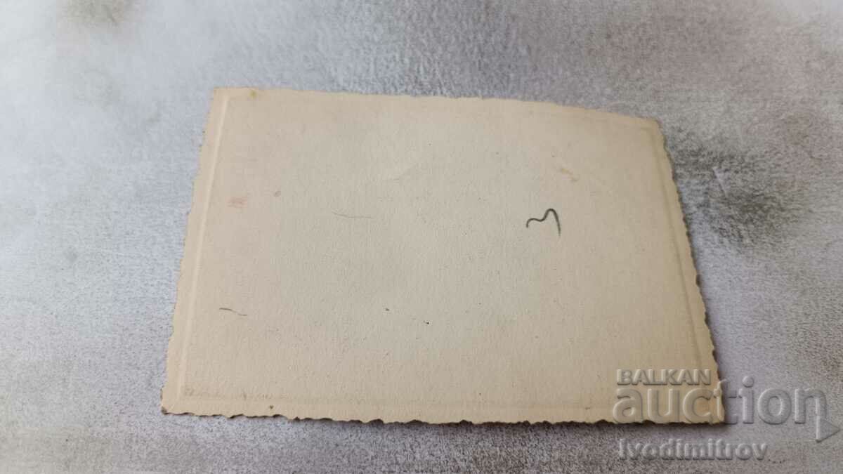 Φωτογραφία Νεαρό κορίτσι ξαπλωμένο σε έναν βράχο πάνω από τη θάλασσα με τιμή 1.65 BGN | € 0.84