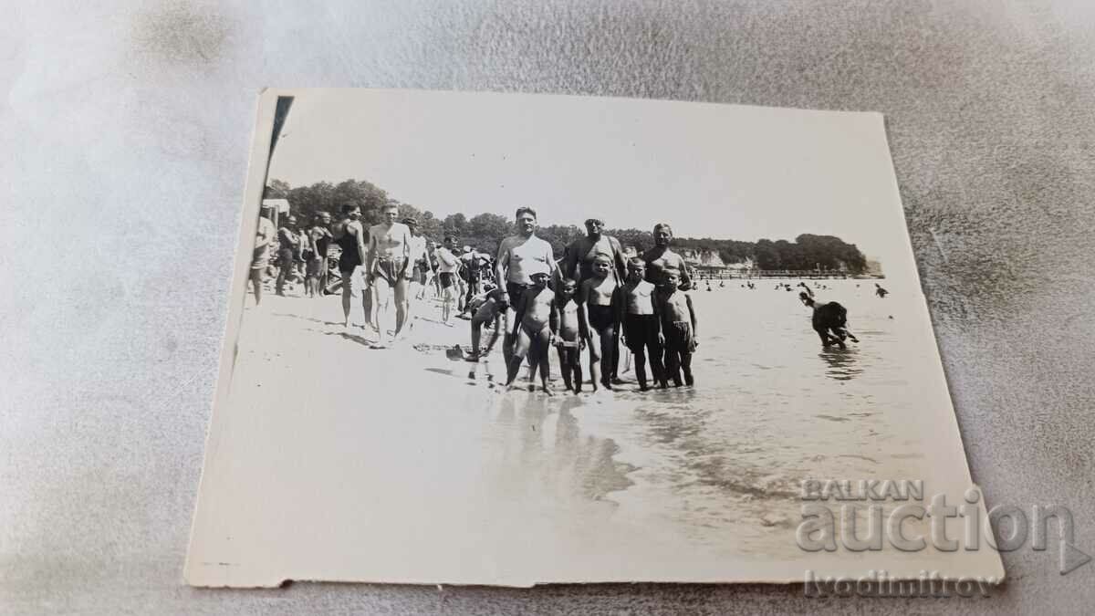 Fotografie bărbați și băieți pe malul mării 1931
