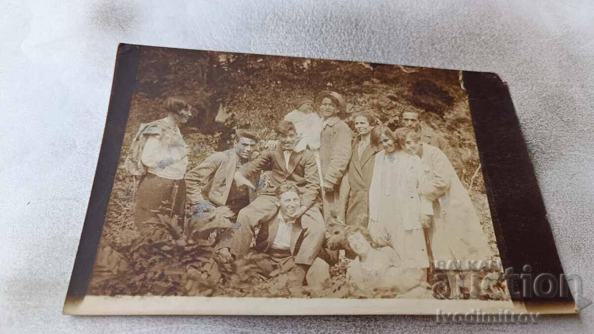 Снимка Саръ Яръ Младежи и девойки в гората 1927