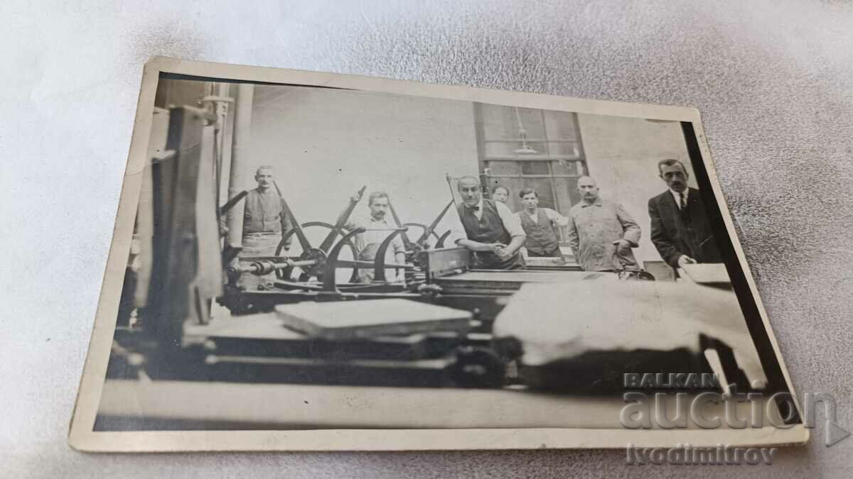 Φωτογραφία Ιδιοκτήτες και εργάτες σε ένα εργοστάσιο παραγωγής 1934