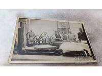 Снимка Собственици и работници в манифактурна фабрика 1934