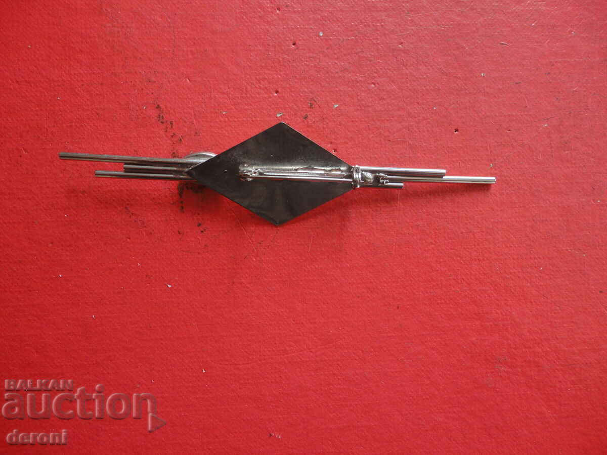 Licitație O broșă grozavă cu pietre