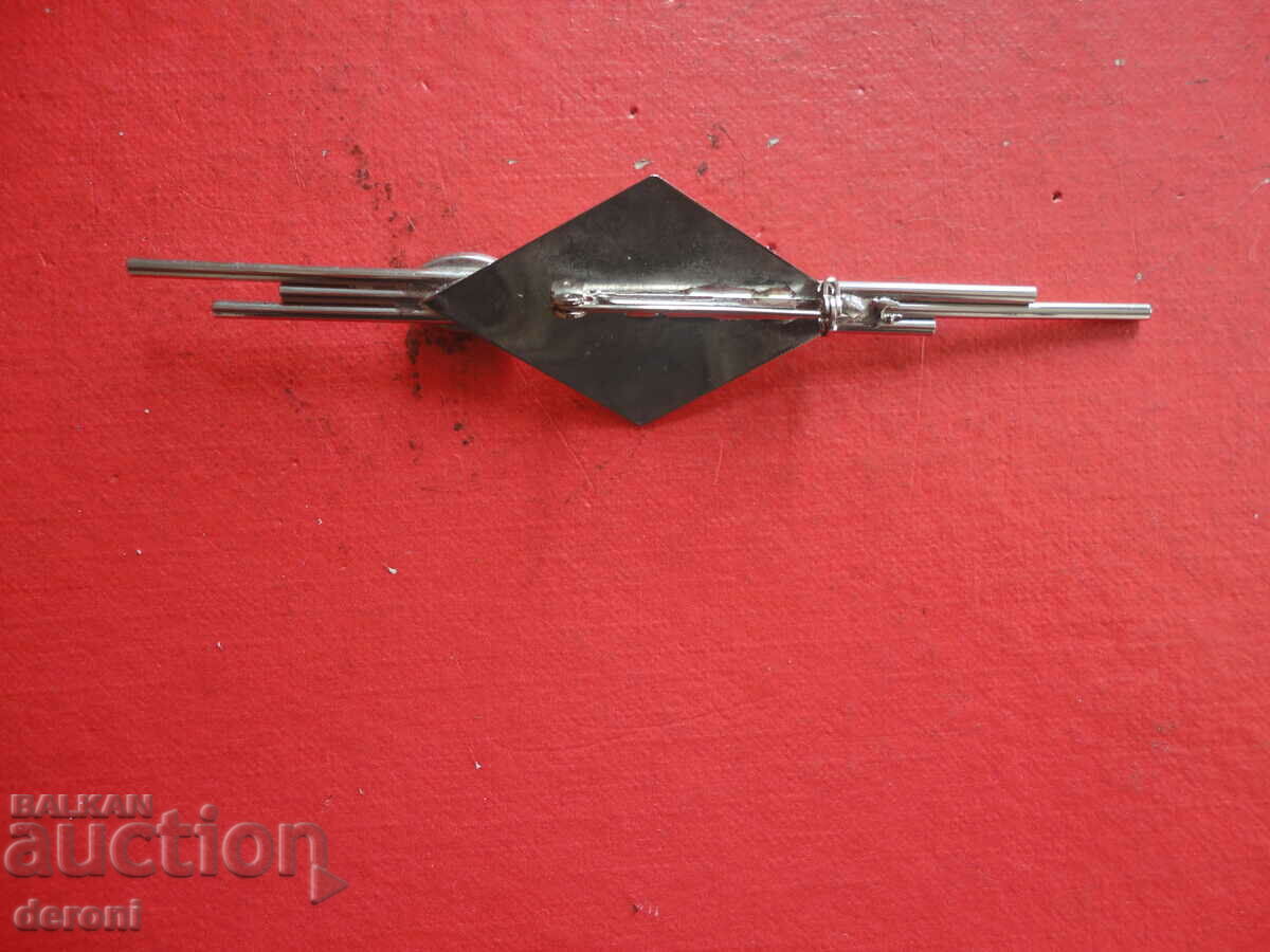 Livrarea O broșă grozavă cu pietre