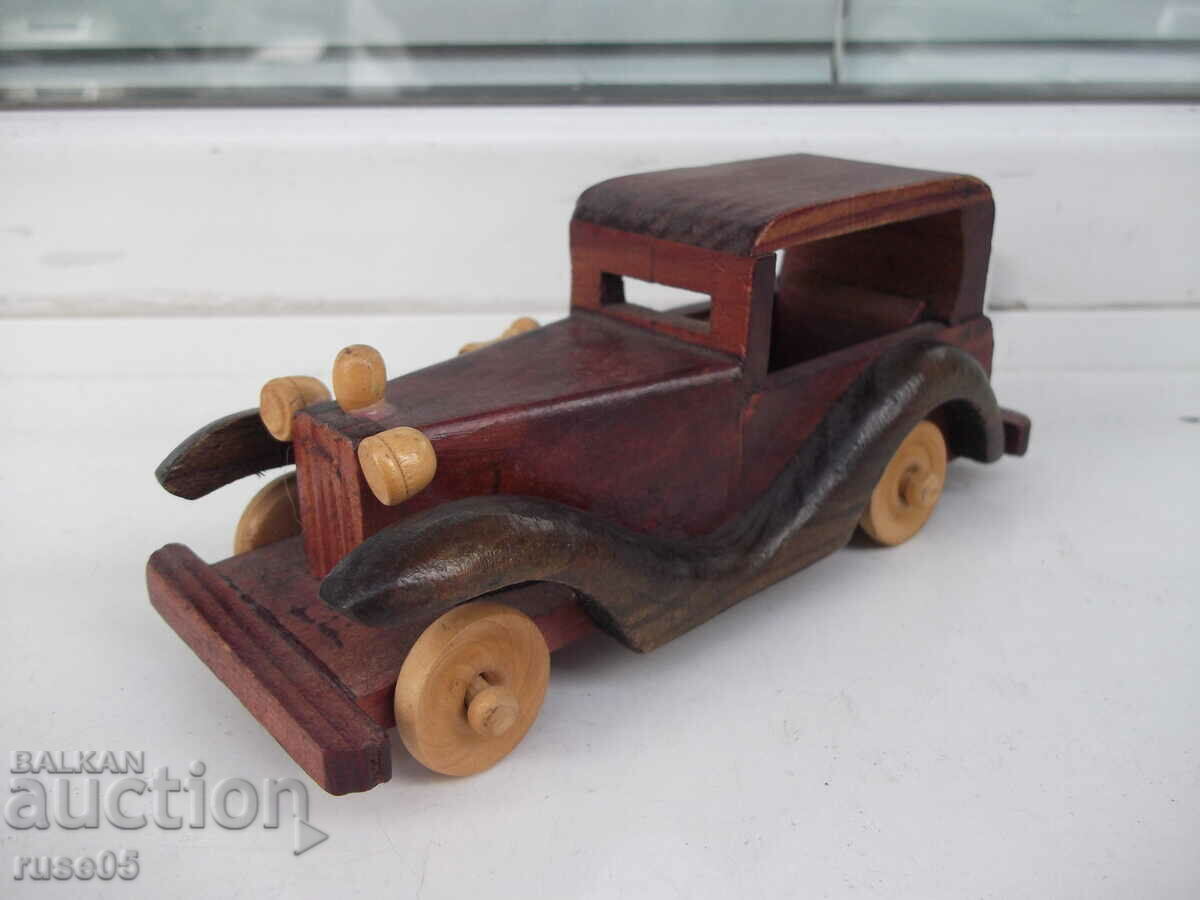 Mașină retro din lemn