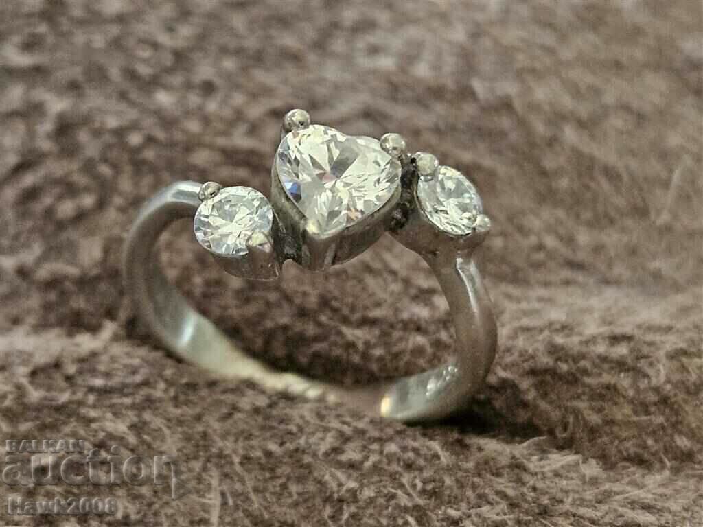 Σχεδιαστής κομψό και κομψό ασημένιο δαχτυλίδι με κρύσταλλο με τιμή 50.00 BGN | € 25.56 Σχεδιαστής κομψό και κομψό ασημένιο δαχτυλίδι με κρύσταλλο με τιμή 50.00 BGN | € 25.56