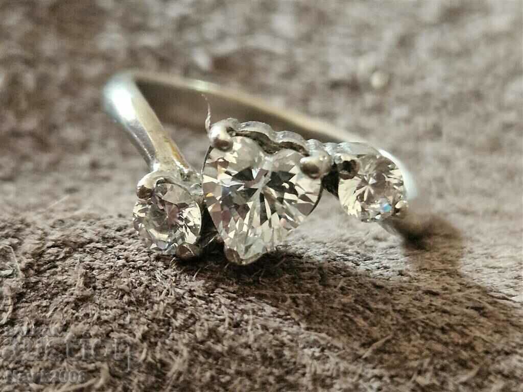 Παράδοση Σχεδιαστής κομψό και κομψό ασημένιο δαχτυλίδι με κρύσταλλο Παράδοση Σχεδιαστής κομψό και κομψό ασημένιο δαχτυλίδι με κρύσταλλο