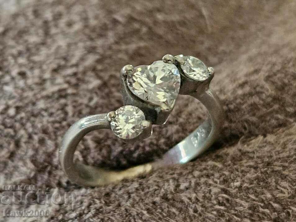 Σχεδιαστής κομψό και κομψό ασημένιο δαχτυλίδι με κρύσταλλο Σχεδιαστής κομψό και κομψό ασημένιο δαχτυλίδι με κρύσταλλο