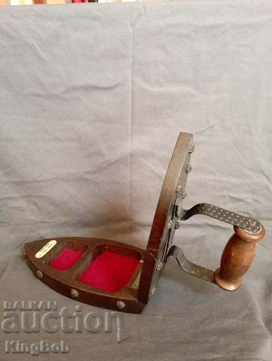 Delivery of EXCELLENT VINTAGE JEWELRY BOX "IRON" Delivery of EXCELLENT VINTAGE JEWELRY BOX "IRON"