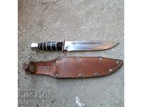 Un cuțit de vânătoare masiv cu mâner