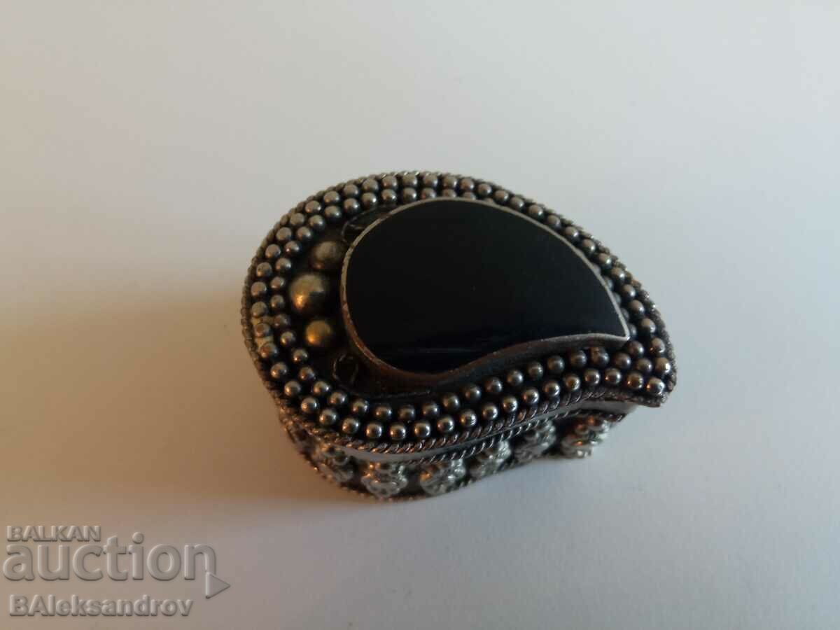 Auction  Old jewelry box with stones