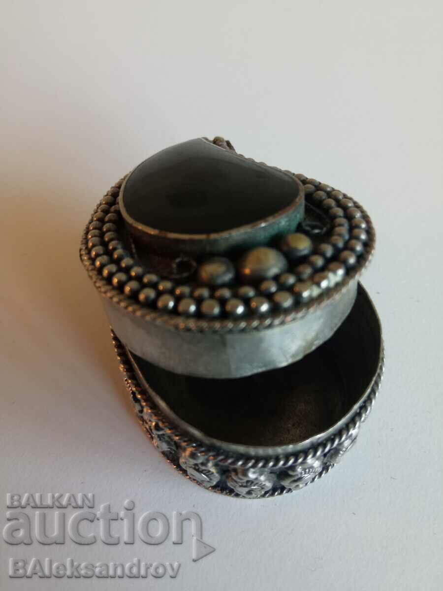 Delivery of Old jewelry box with stones