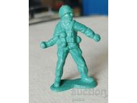 Figurină retro din plastic cu un soldat care aruncă o grenadă.