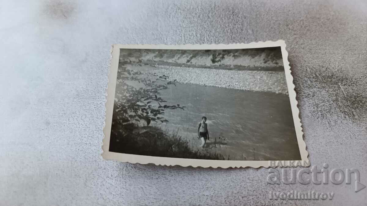 Foto Tineret în râu