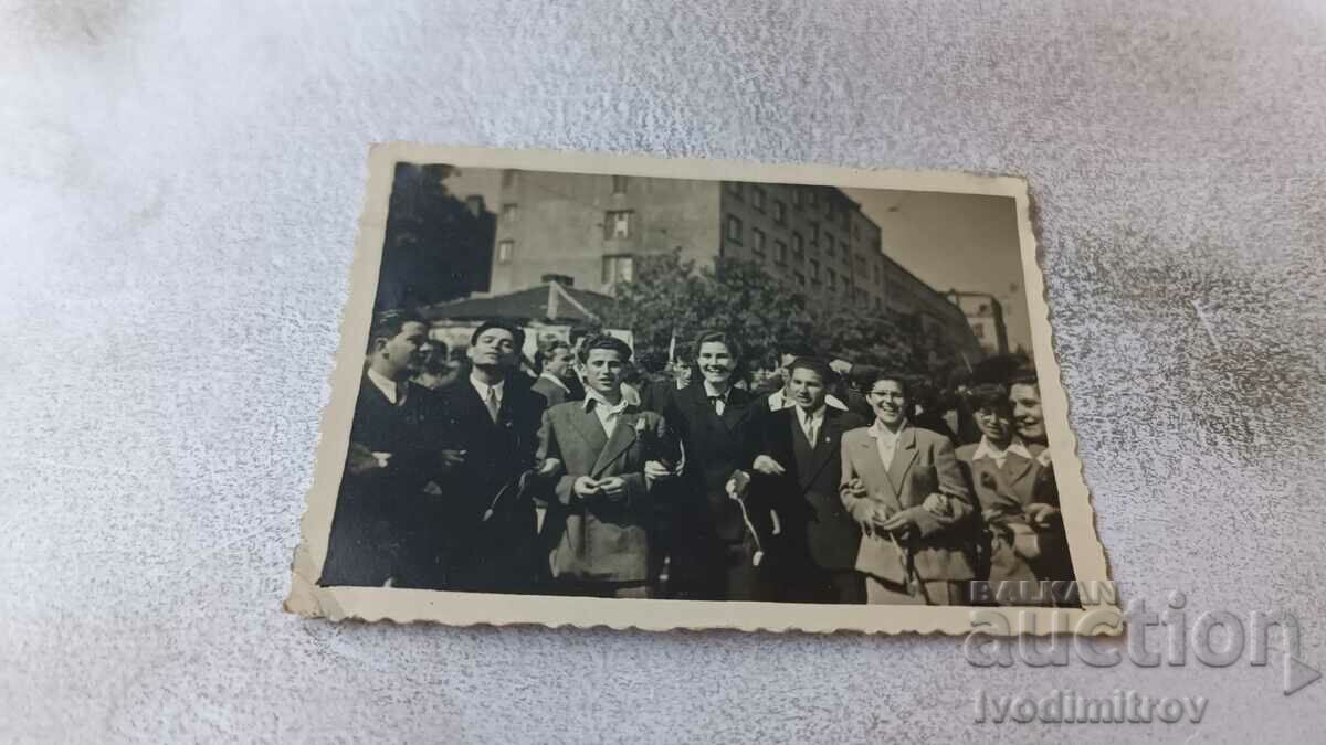 Φωτογραφία Σόφια Νέοι άνδρες και γυναίκες σε μια διαδήλωση για την 1η Μαΐου 1953