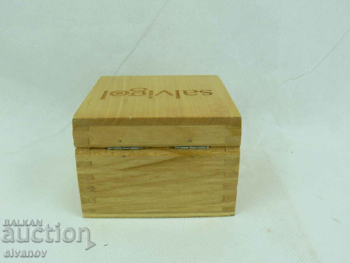 Auction Interesting little wooden box #2337 Auction Interesting little wooden box #2337