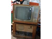 Продавам 2 бр. Лампов телевизор Пирин и радио Родина 1975