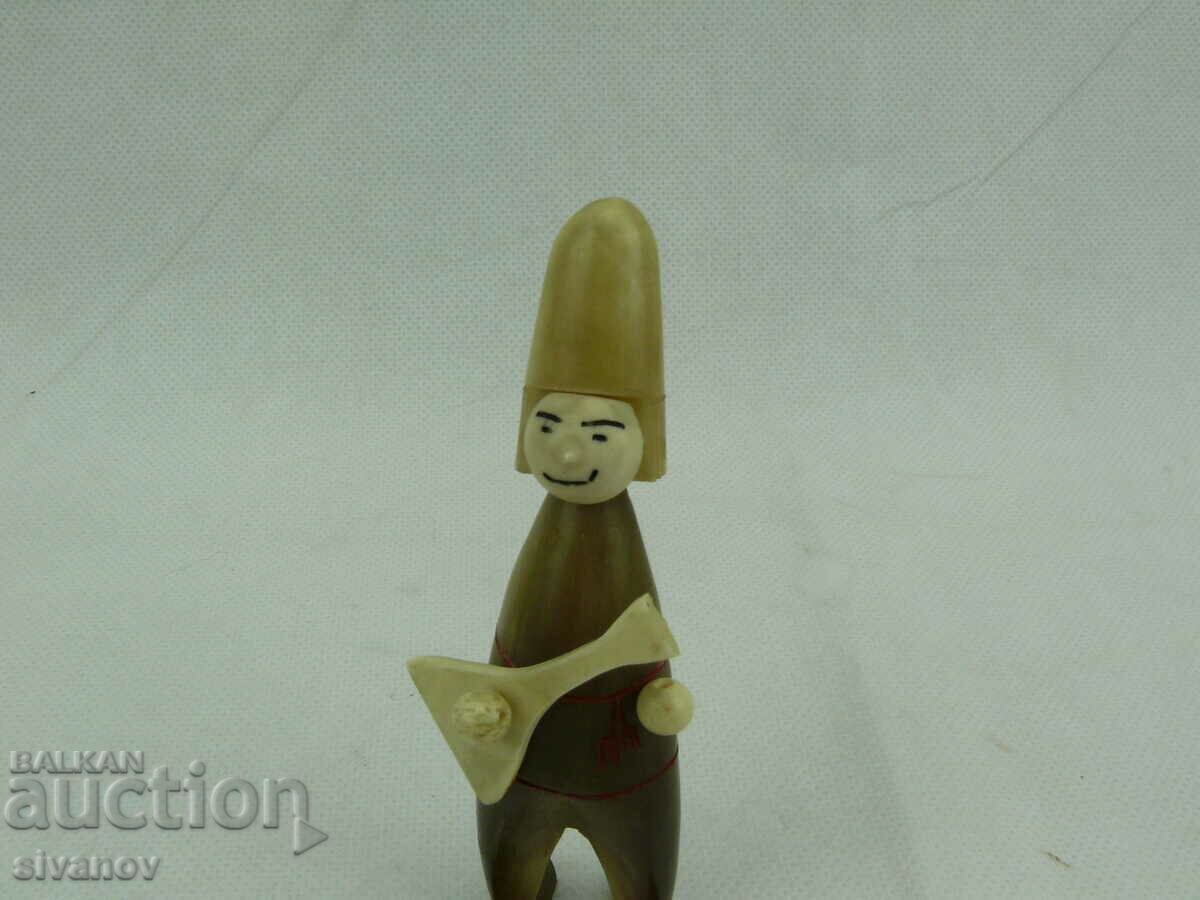 Interesantă figura de chitarist cu corn vechi #2366 cu preț 14.99 BGN | € 7.66 Interesantă figura de chitarist cu corn vechi #2366 cu preț 14.99 BGN | € 7.66