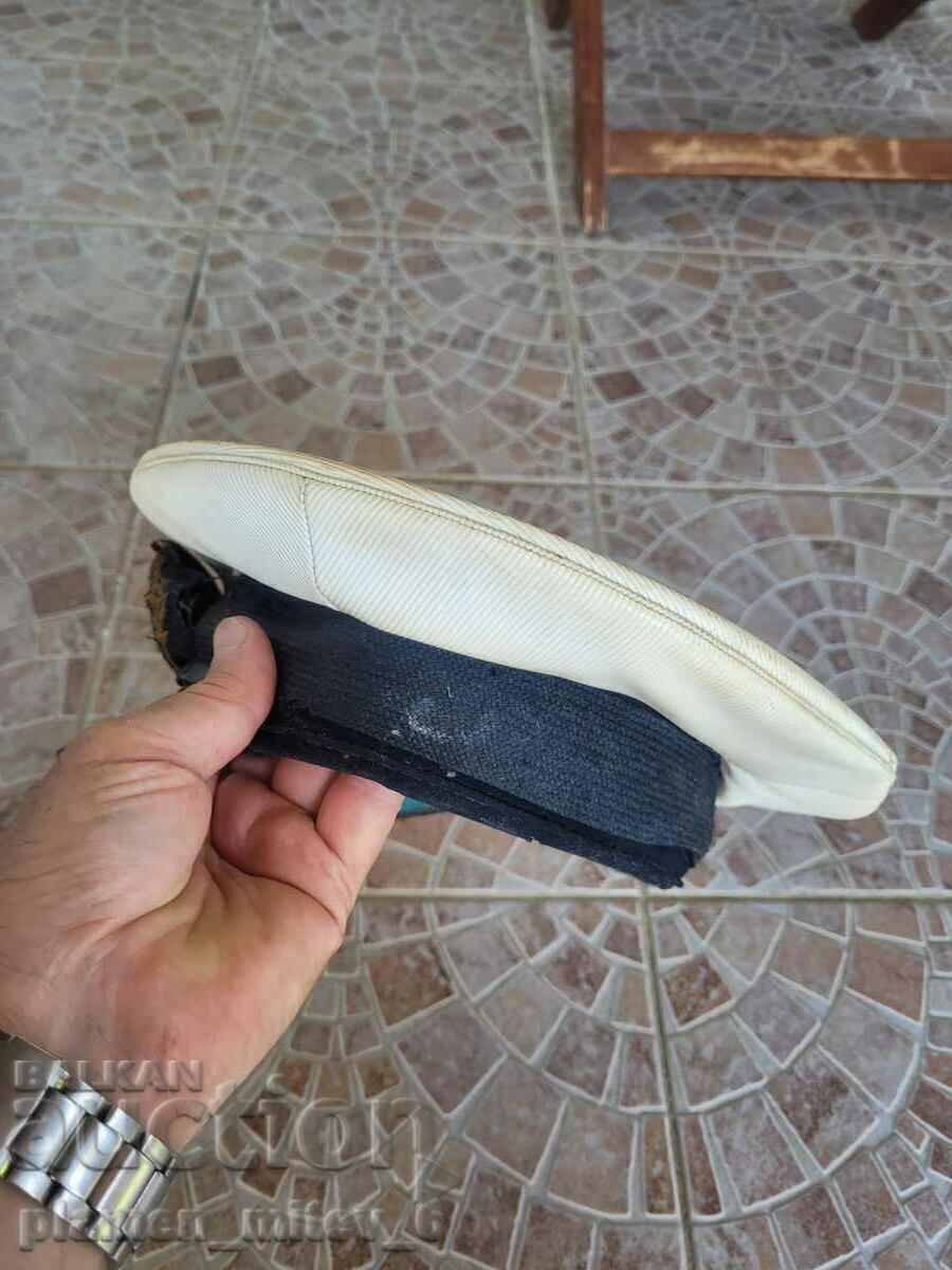 Auction a cap, a hat Auction a cap, a hat