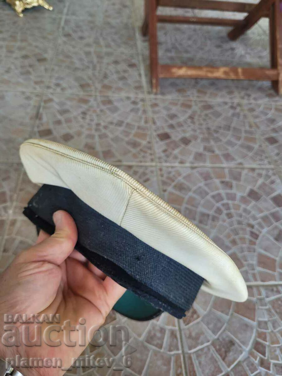 Delivery of a cap, a hat Delivery of a cap, a hat