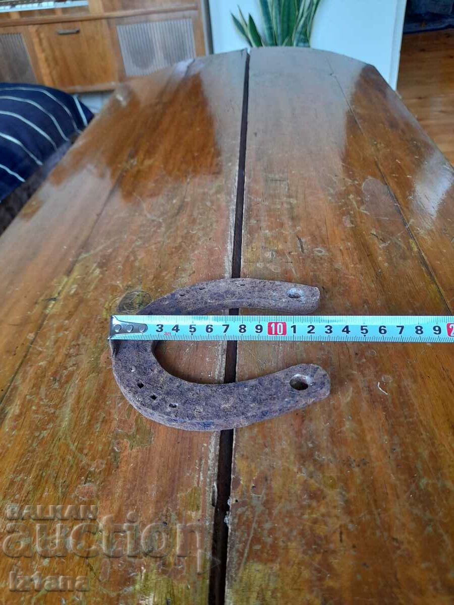 Potcoava veche cu preț 11.00 BGN | € 5.62 Potcoava veche cu preț 11.00 BGN | € 5.62