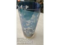 vază de sticlă-cristal de culoare albastră de epocă cu dimensiunea florilor gravate