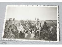 Стара Военна Снимка войници униформа на полето