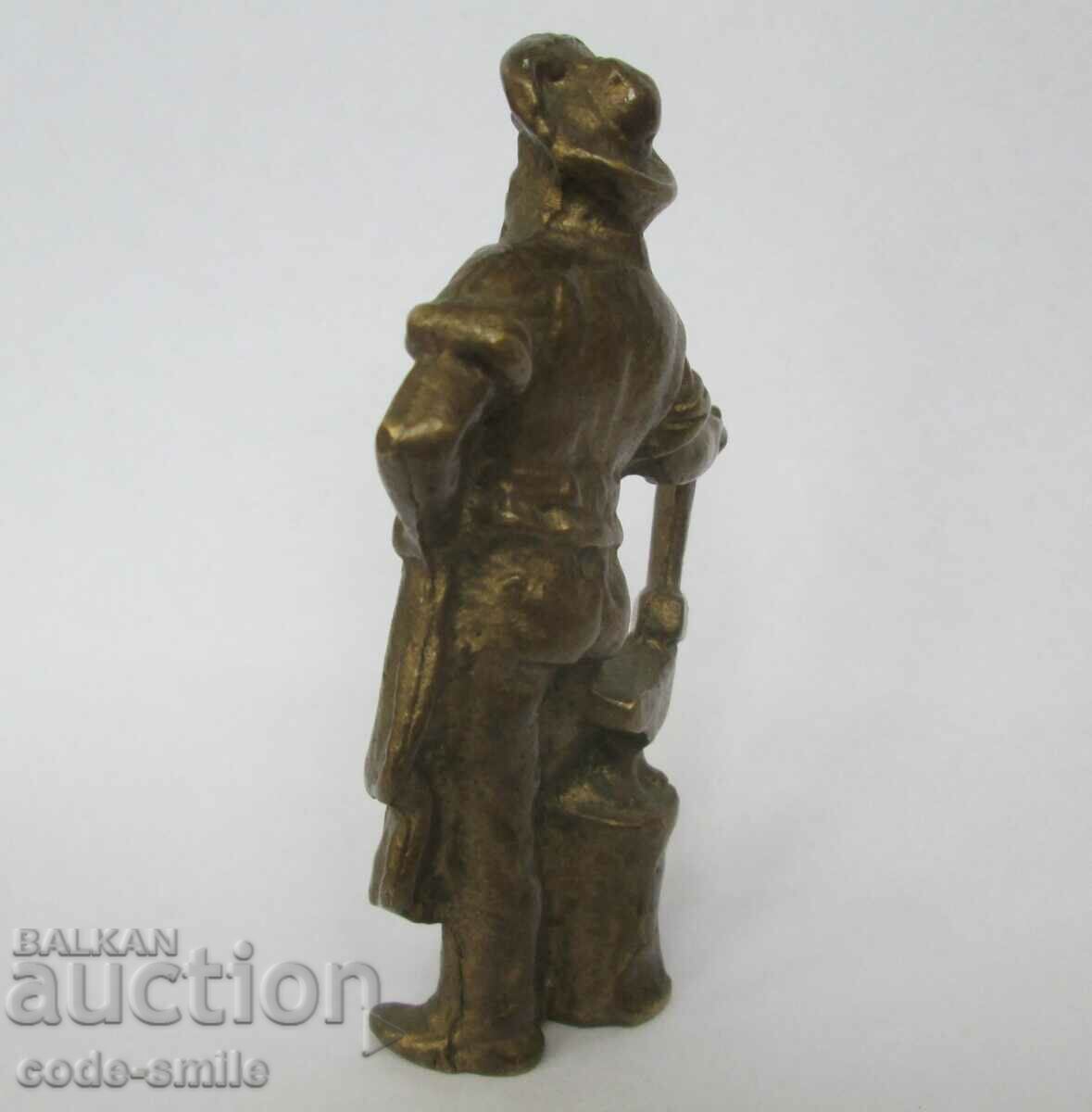 Statueta din bronz vechi The Old Blacksmith bronz solid cu preț 80.00 BGN | € 40.90 Statueta din bronz vechi The Old Blacksmith bronz solid cu preț 80.00 BGN | € 40.90