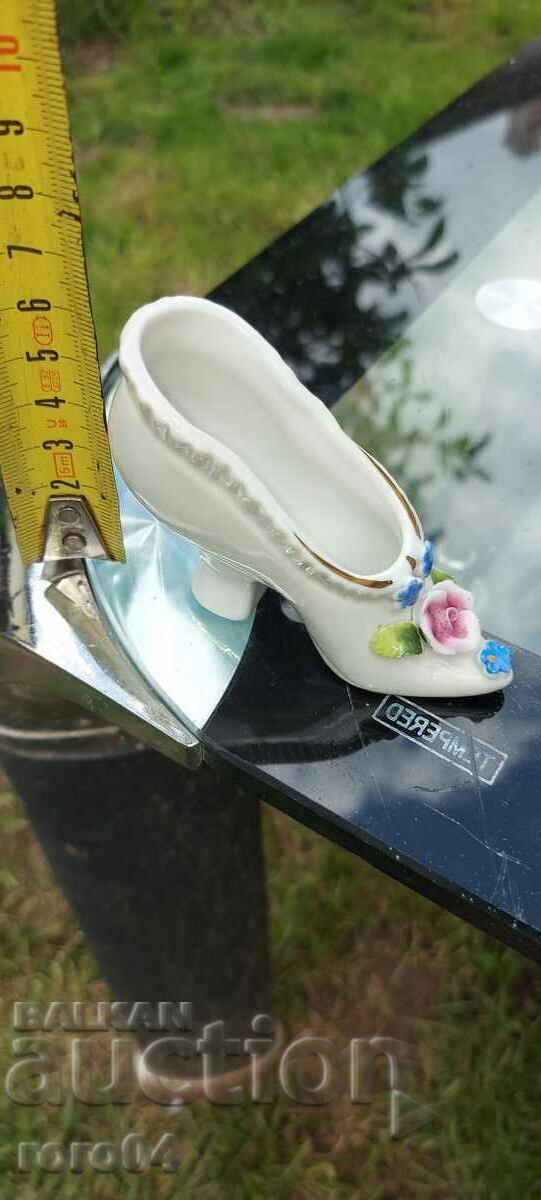 Delivery of PORCELAIN SHOE Delivery of PORCELAIN SHOE