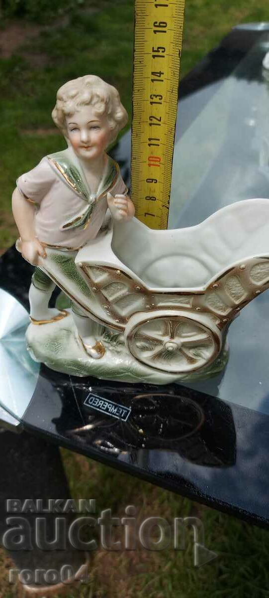 PORCELAIN STATUETTE - 6 PORCELAIN STATUETTE - 6