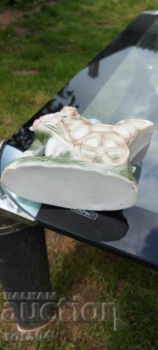 PORCELAIN STATUETTE - 7 PORCELAIN STATUETTE - 7