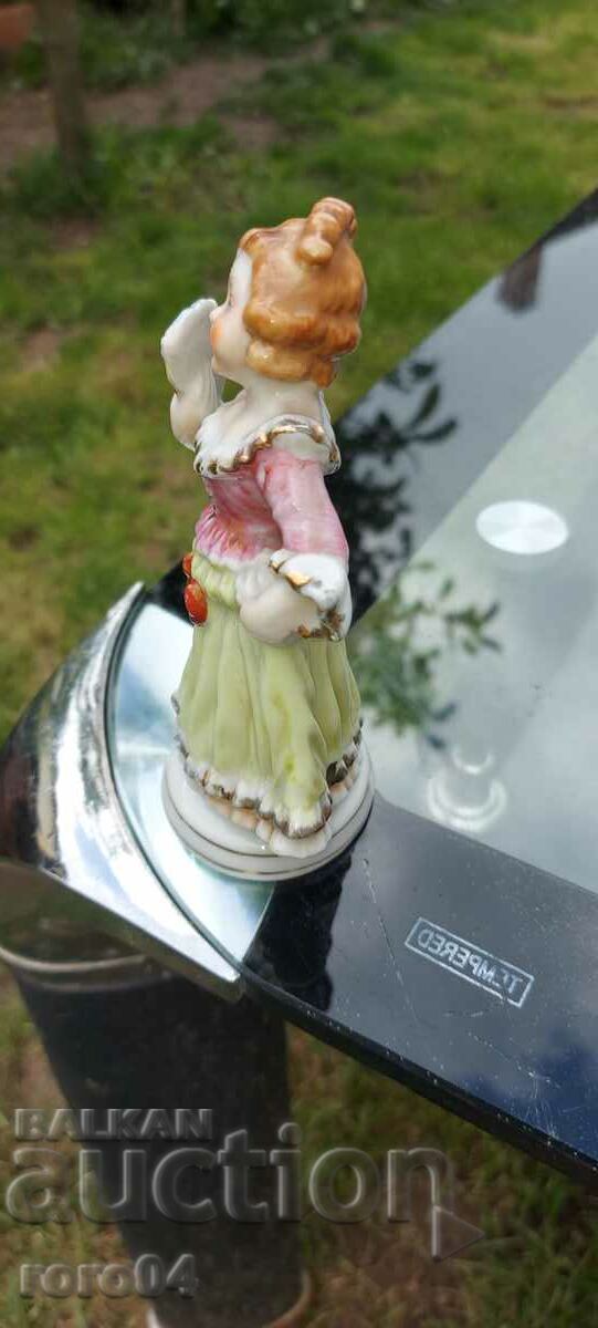 PORCELAIN STATUETTE with price 31.50 BGN | € 16.11 PORCELAIN STATUETTE with price 31.50 BGN | € 16.11